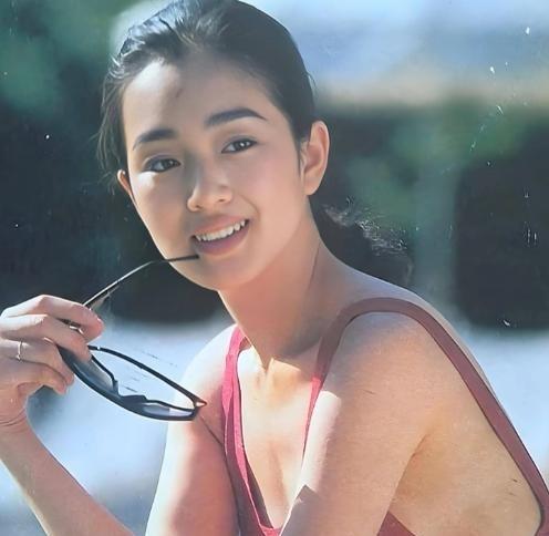 1996年，巩俐嫁给新加坡烟草大王黄和祥。那时31岁的巩俐初婚，满心期待与对方白