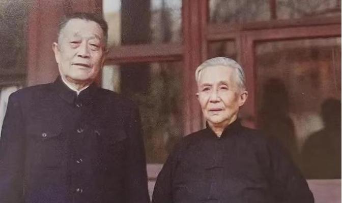 杜聿明好奇地问妻子：“你是共产党？”曹秀清毫不避讳地答道：“我曾经是。”杜聿明对