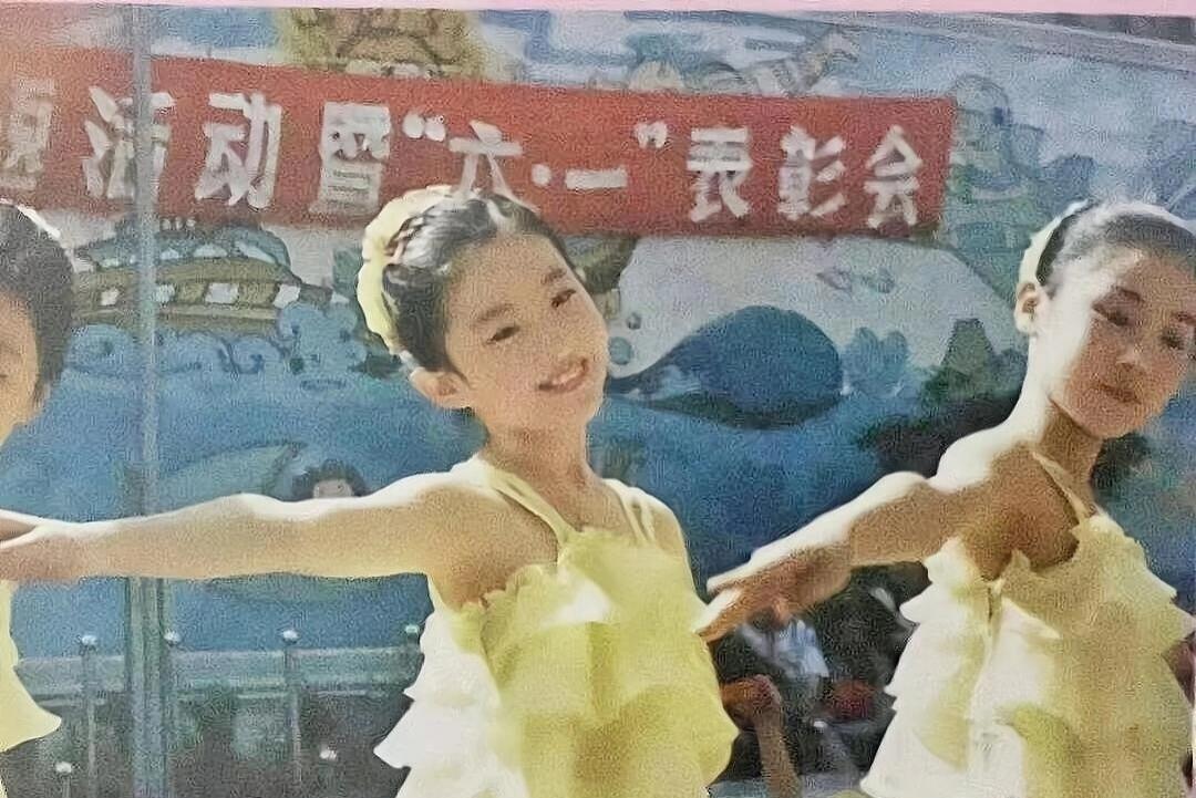 刘亦菲小时候的条件比我现在还好很有权威的一张脸，美出了新高度​​​