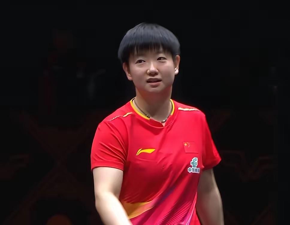 这下好了，不仅现场观众惊呆了，全网的粉丝也惊呆了，孙颖莎竟然第一局移动时就扭