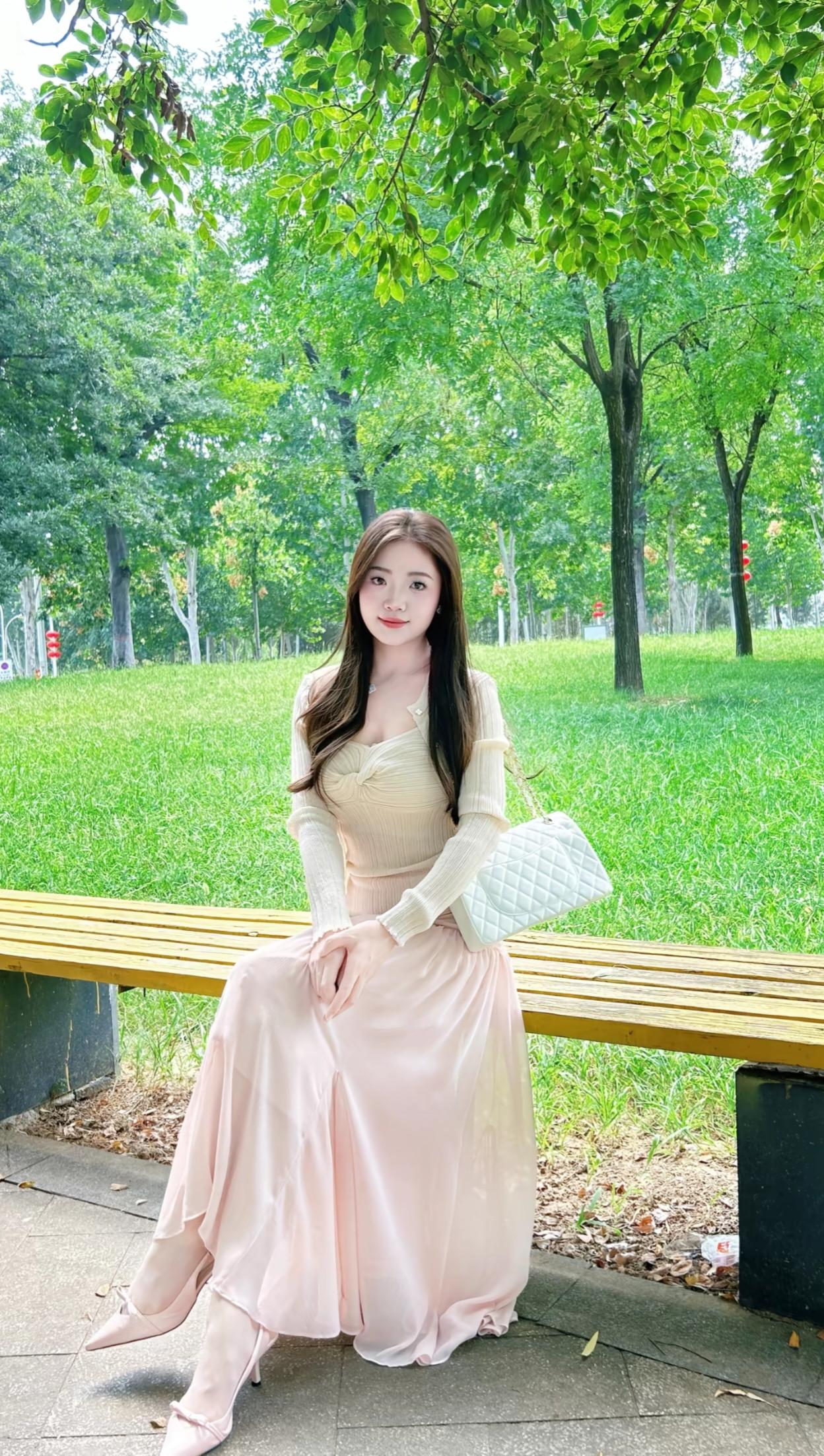 温柔粉色长裙，搭配米色毛衣，清新自然，享受阳光下的美好时光。