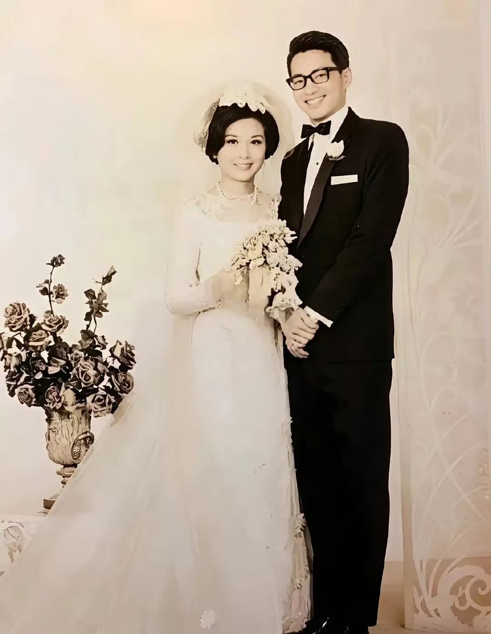 何润东和他爸爸年轻时简直是一个模子印出来的，妈妈也好美，果然是好基因