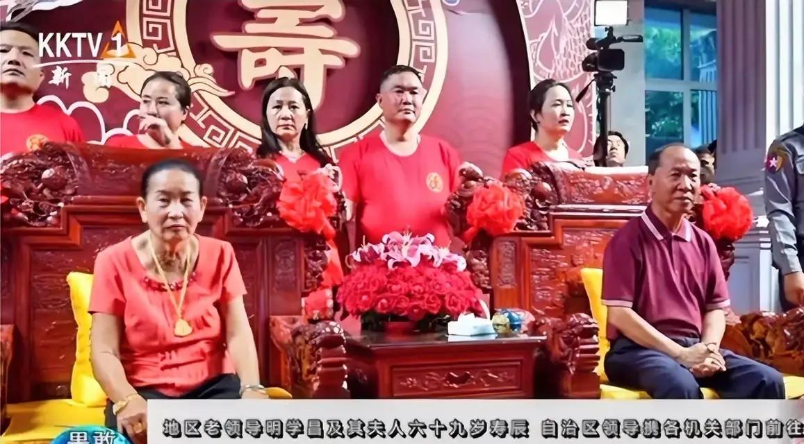 这是明学昌69岁大寿的合影，也是他人生最后一个生日。也就过了百余天，他就自我了