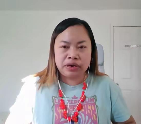 凤姐在漂亮国的日子过的也不怎么样啊！胖到快认不出来，才多大年纪牙齿就掉了。