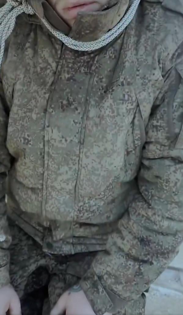 一名俄罗斯指挥官用绳子拴住他的下属，像训练狗一样训练他，命令他“给我把那根棍子叼