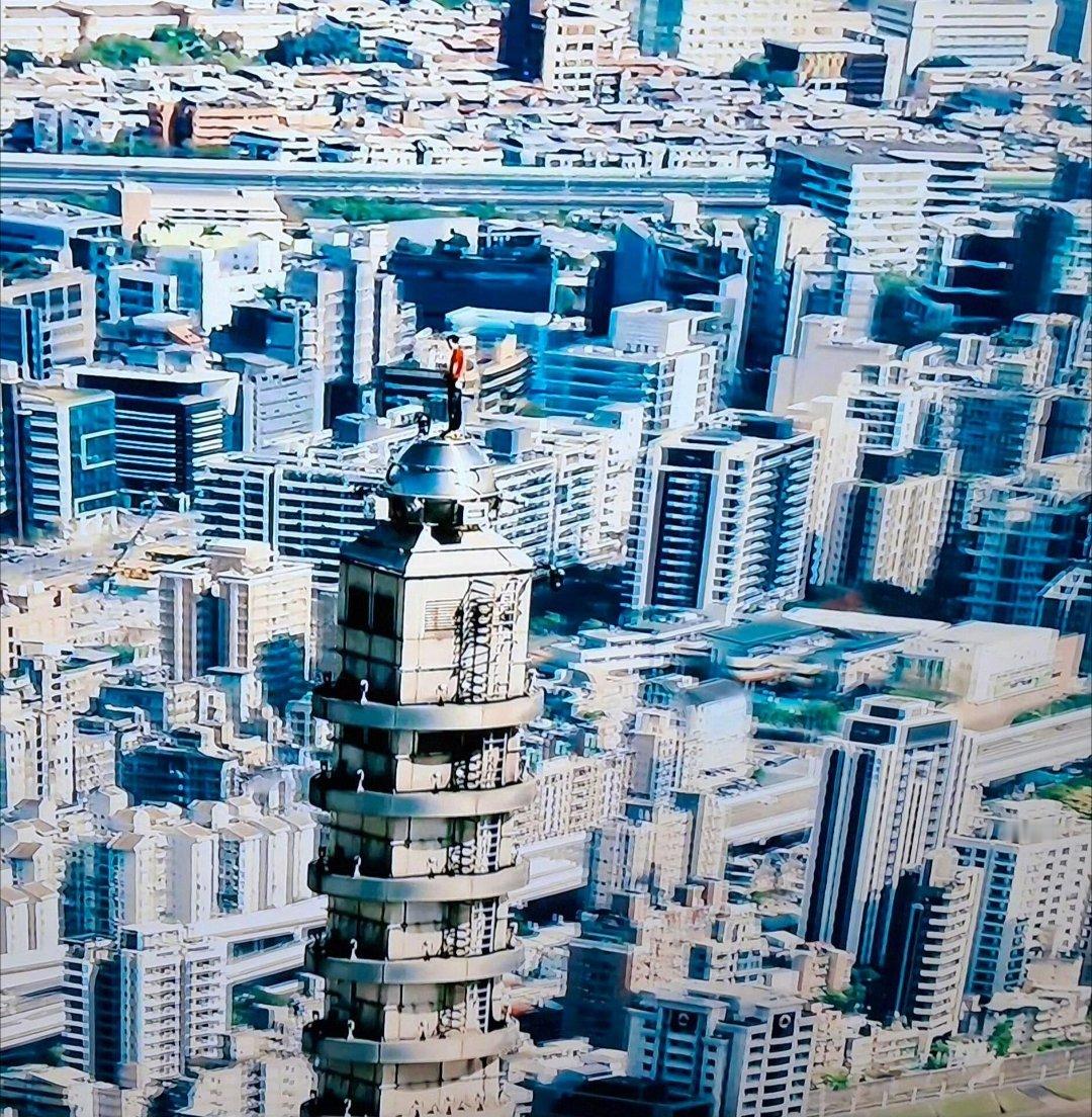 台北101徒手攀爬台北101大楼？？真够刺激的啊！！有网友现场看说“他爬的真的好