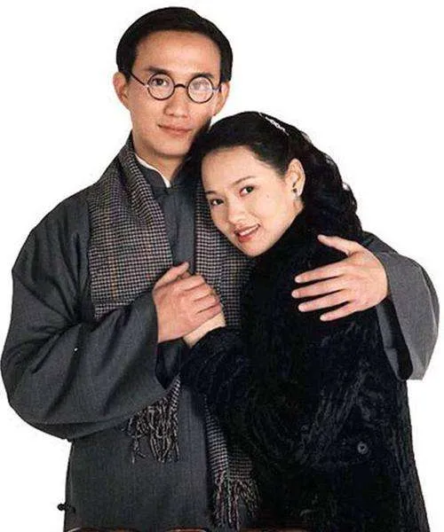 1932年，徐志摩去世第2年，陆小曼还靠徐家的救济生活。徐父得知她与翁瑞午同居后