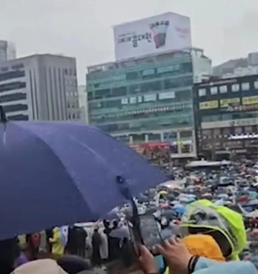 韩国釜山上万名民众雨中集会，要求释放尹锡悦。据韩国媒体统计，此次集会的人数大概