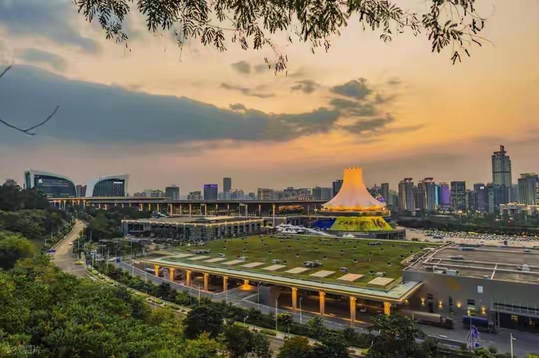 大批香港游客涌入南宁！不逛青秀山不寻老友粉，竟为这桩事近期，南宁的街头巷尾悄