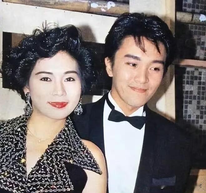 我一位在香港做地产的朋友说起星爷，直叹看不懂。山顶那四栋叫“天比高”的别墅，视野