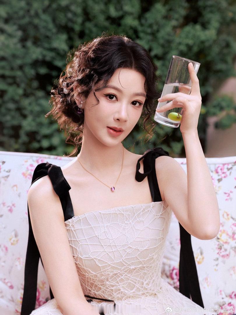 美人杨紫配漂亮的珠宝，好灵动好适配紫色