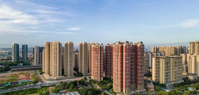 在住宅新标准出台之前的商品房普遍存在隔音问题，大家如果对噪音敏感的话尽量买25年