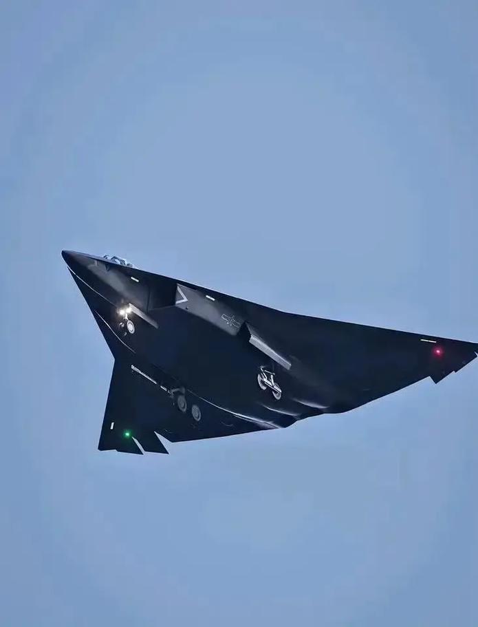 美国“战区”网站惊叹中国军力发展史无前例，即便是巅峰时期的美国也无法做到，中国如