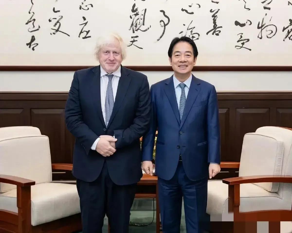 英国“金毛狮王”约翰逊去台湾了。“金毛狮王”约翰逊虽然是英国前首相，但是退下来