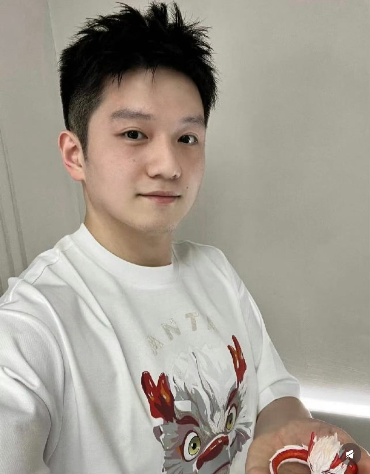 樊振东自拍角度太会拿捏！随性构图自带松弛氛围感，无需刻意摆拍，少年气扑面而来。利