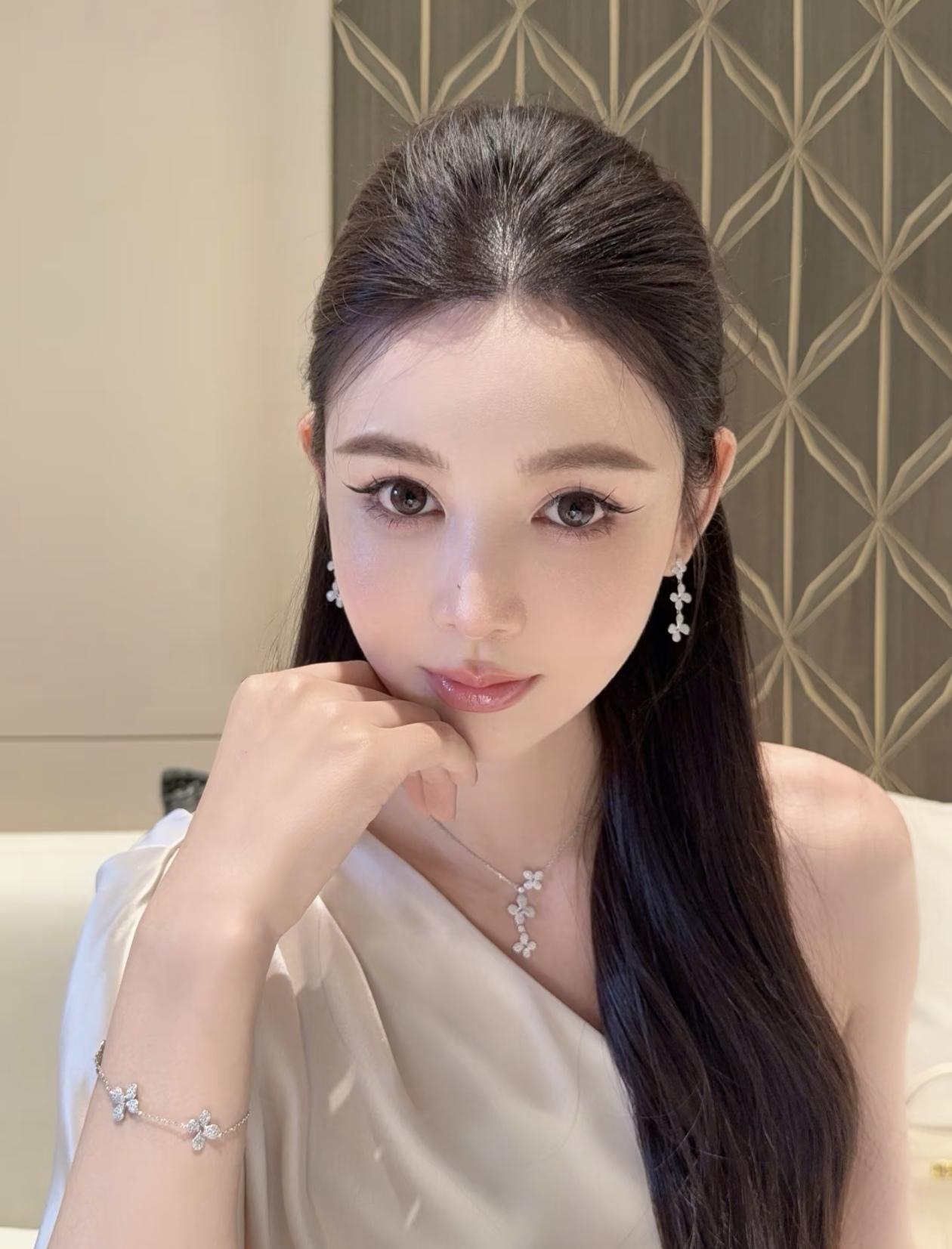 轻纱薄袖，清丽脱俗