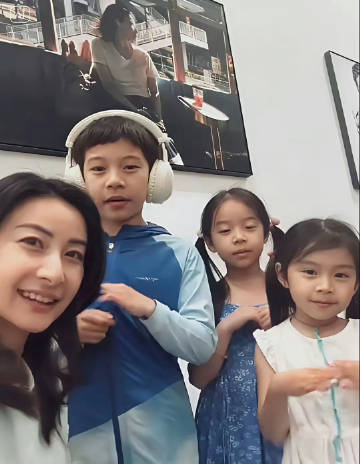郭晶晶带着家里仨个娃跳舞，仨娃出自豪门，但看起来就像邻家小孩，质朴而可...