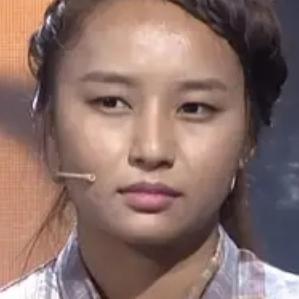 西藏女孩出生六个月，父母离异，把她丢给姑姑。2007年，姑姑实在养不起，把十岁的