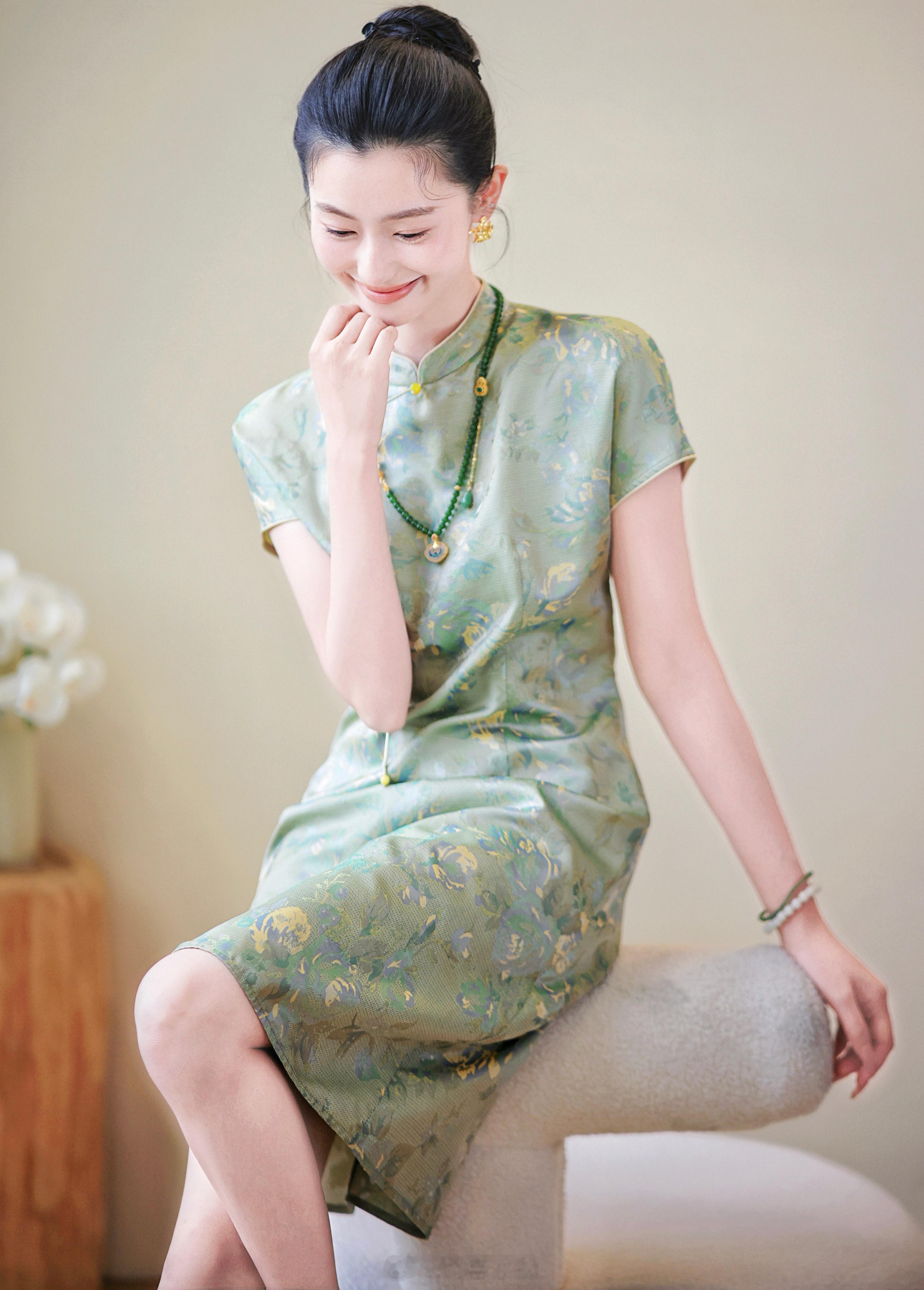 小衫都有了旗袍怎么能没有呢~[害羞]绿色+牡丹花让夏天都清爽了不少哈哈还是真