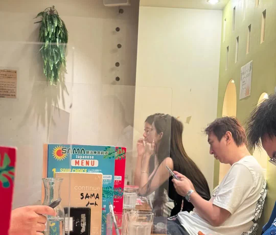 王思聪消费降级了，吃饭不过百元。有朋友在日本吃饭时遇见王思聪，他身边