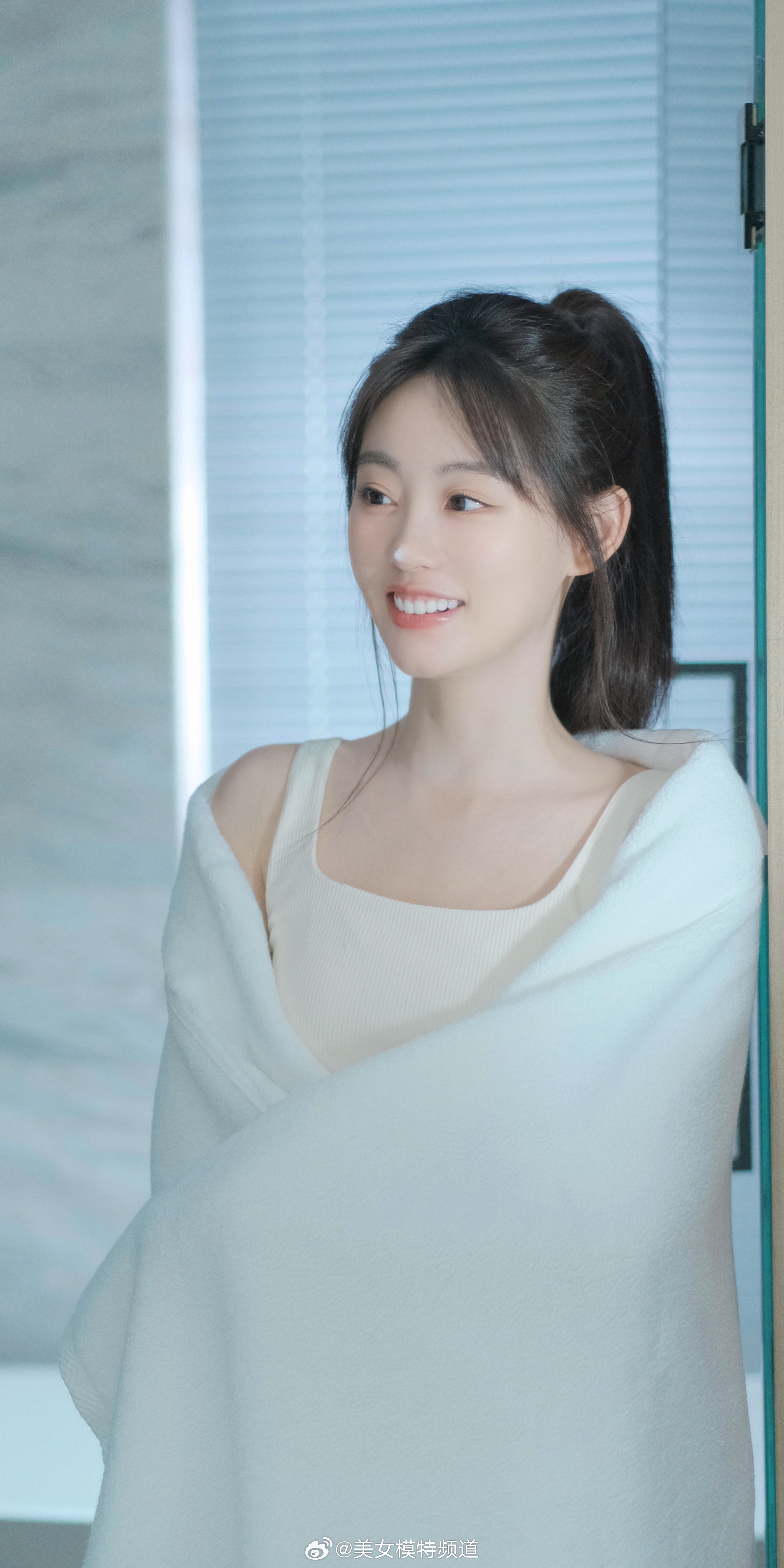 祝绪丹白色吊带唯美私服