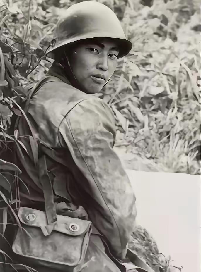 1984年，老山战场，21岁战士的张忠顺，刚入伍没多久，在战斗中开枪击毙一个敌军