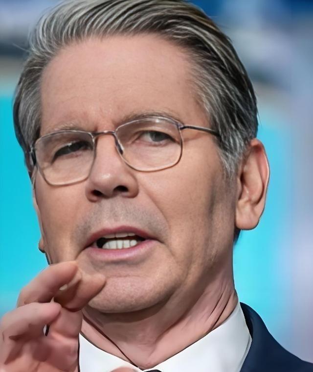 美国财长贝森特，曾经在接受福克斯财经频道采访时，说了句狠话：如果中国不撤销稀土出