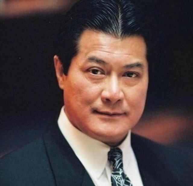 1986年，邓光荣打电话跟向华强说，借周润发50天时间拍电影。向华强听到后差点发
