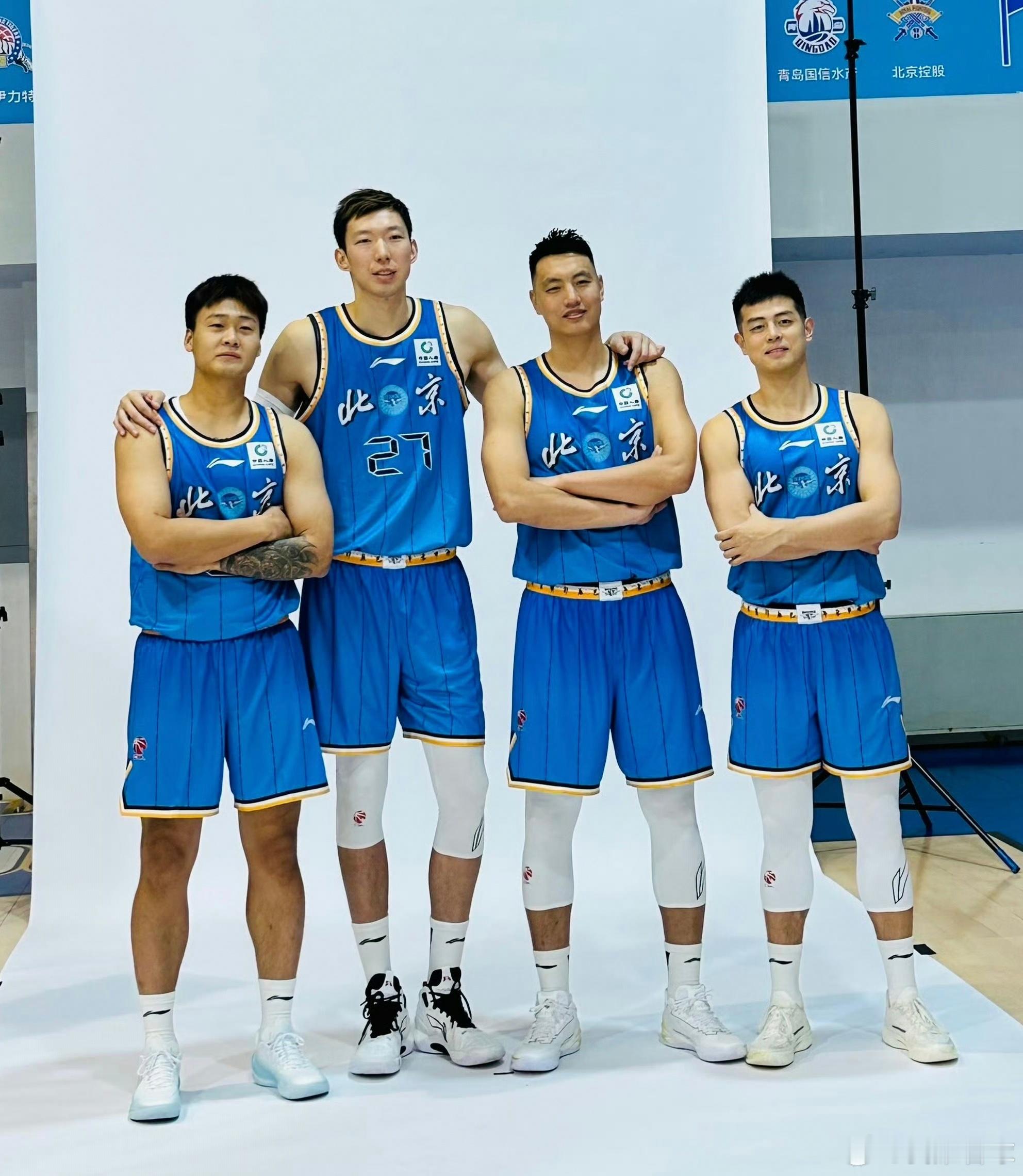 周琦最新社媒晒出球队新赛季定妆照，镜头里这几位都是国家队老队友了，不得不说缘分真