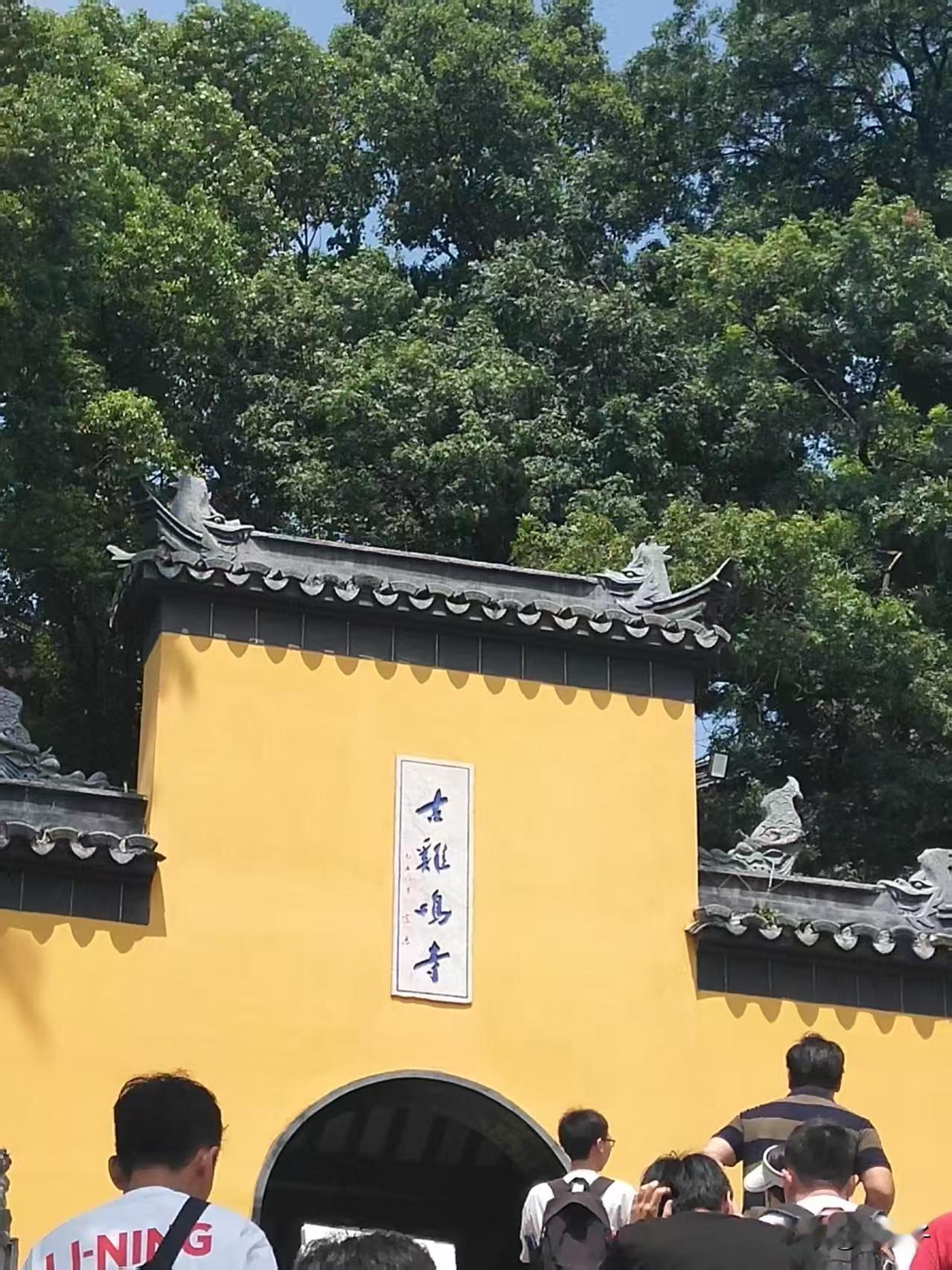 讲个笑话给你们听听，我感觉挺好笑的。今天邻居老两口来找我帮忙，说手机看着看着突