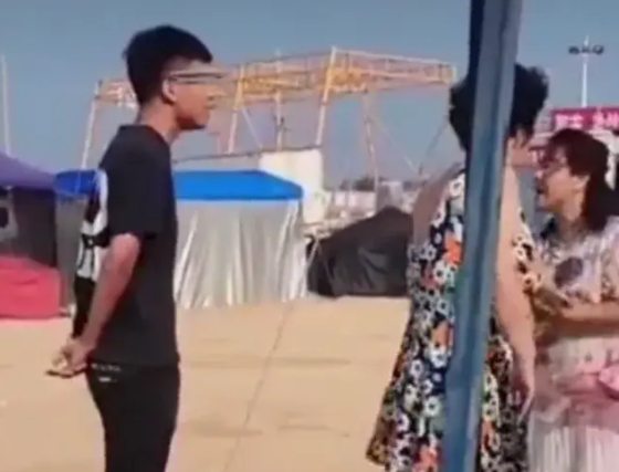 景区内小伙子跟三名大妈发生口角，国骂立马满天飞。没想到大妈竟然脱了衣服，小伙子不