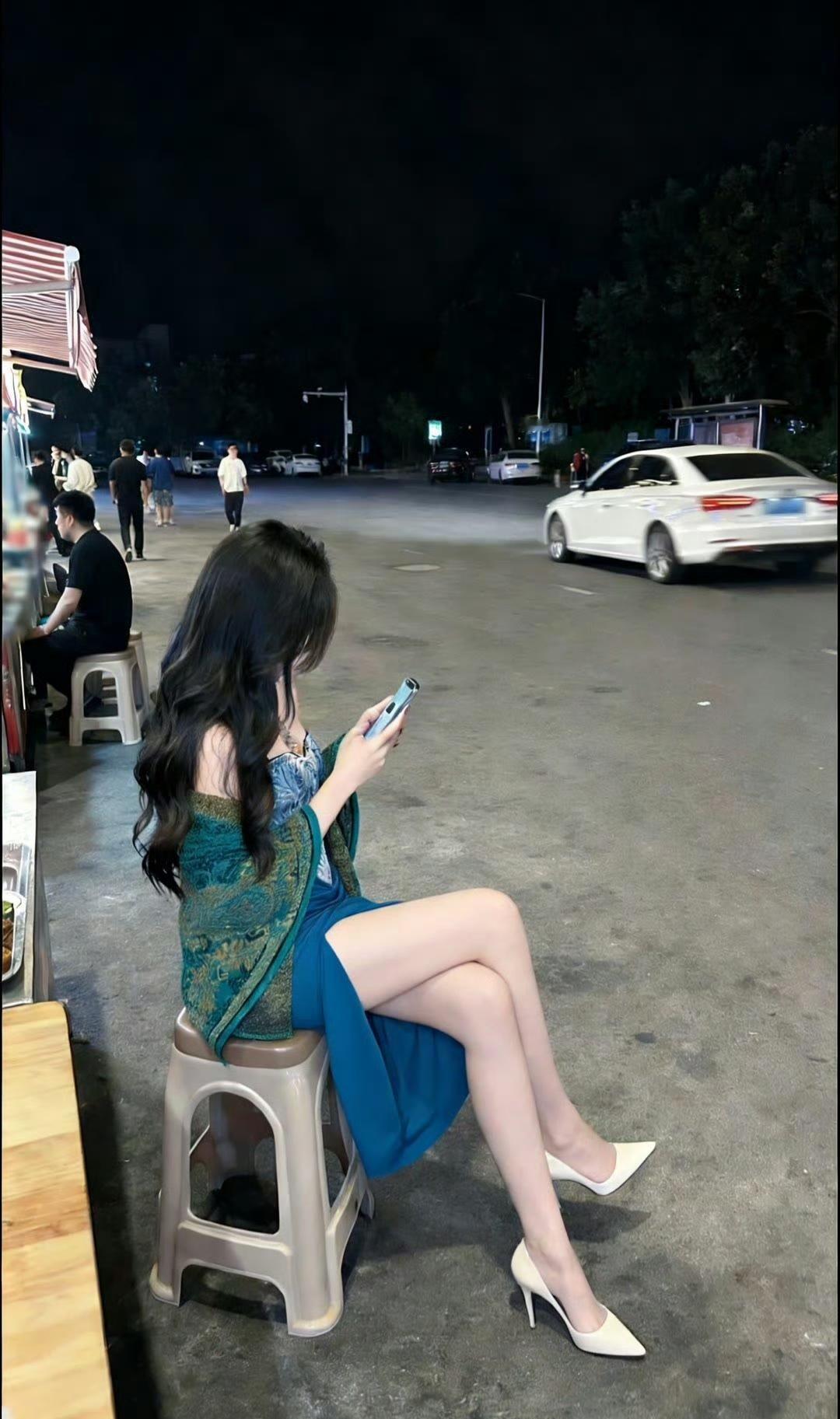 夜晚的烧烤摊旁边还有这种极品，也算是没白出来！