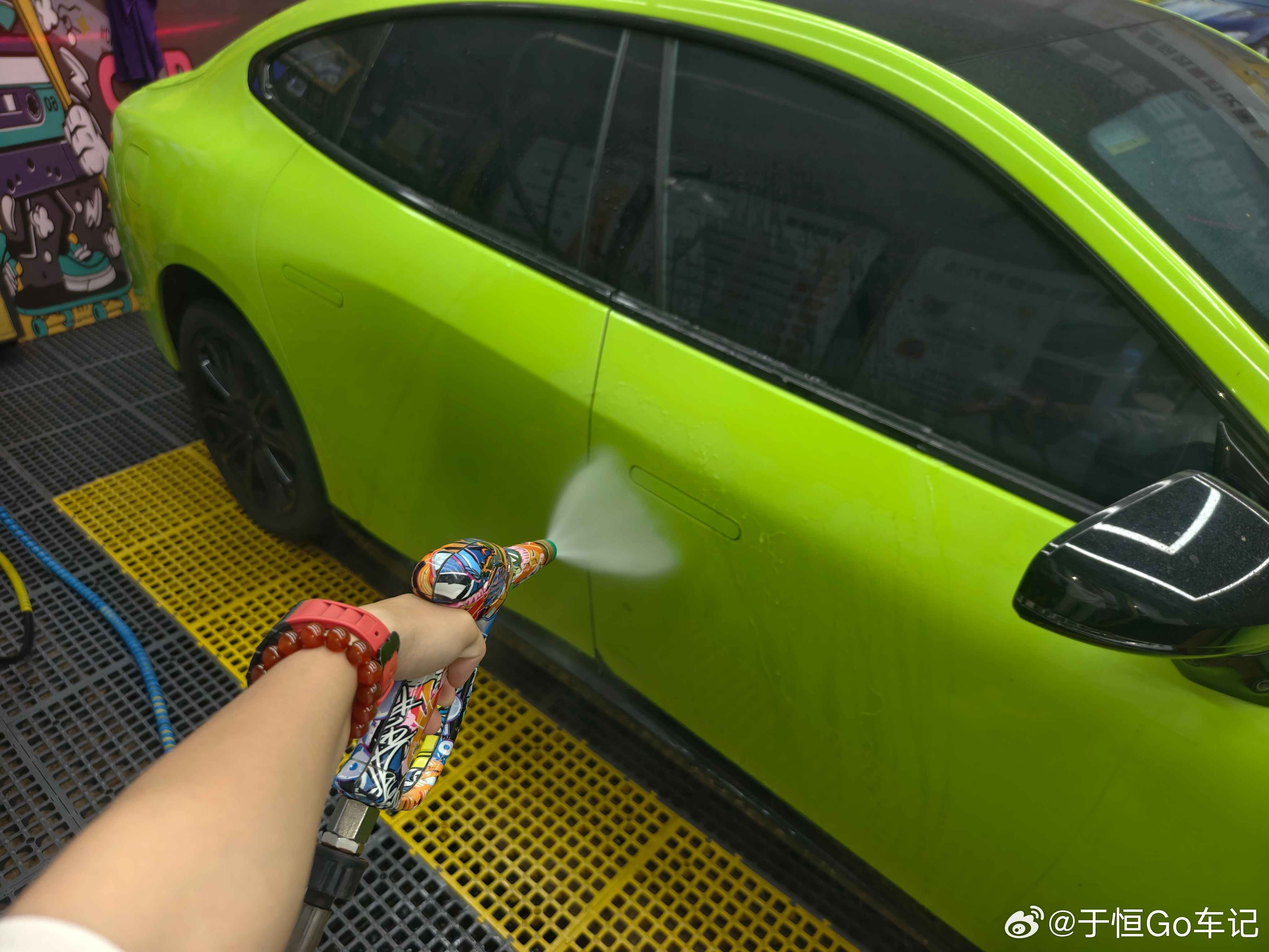 下雨天也挡不住我洗车的冲动，冲一冲看着舒服多了！