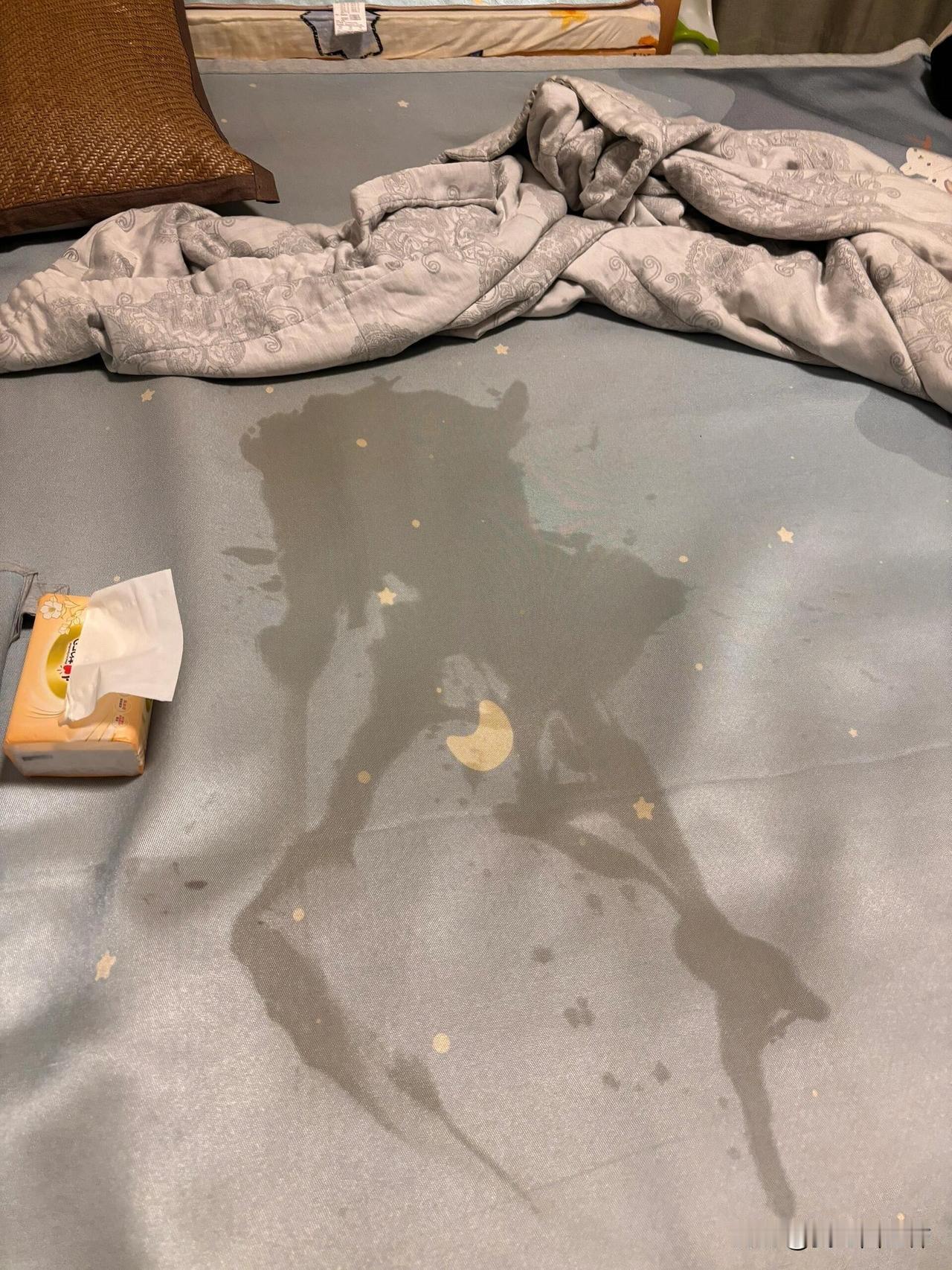 凌晨三点…因为发烧，这两天孩子晚上睡眠质量很差，凌晨三点哭着醒来要喝水。给她