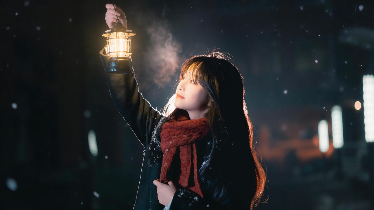 光影处理是这组作品的核心亮点，侧逆光与人工补光的结合，完美塑造了雪夜人像的立体感