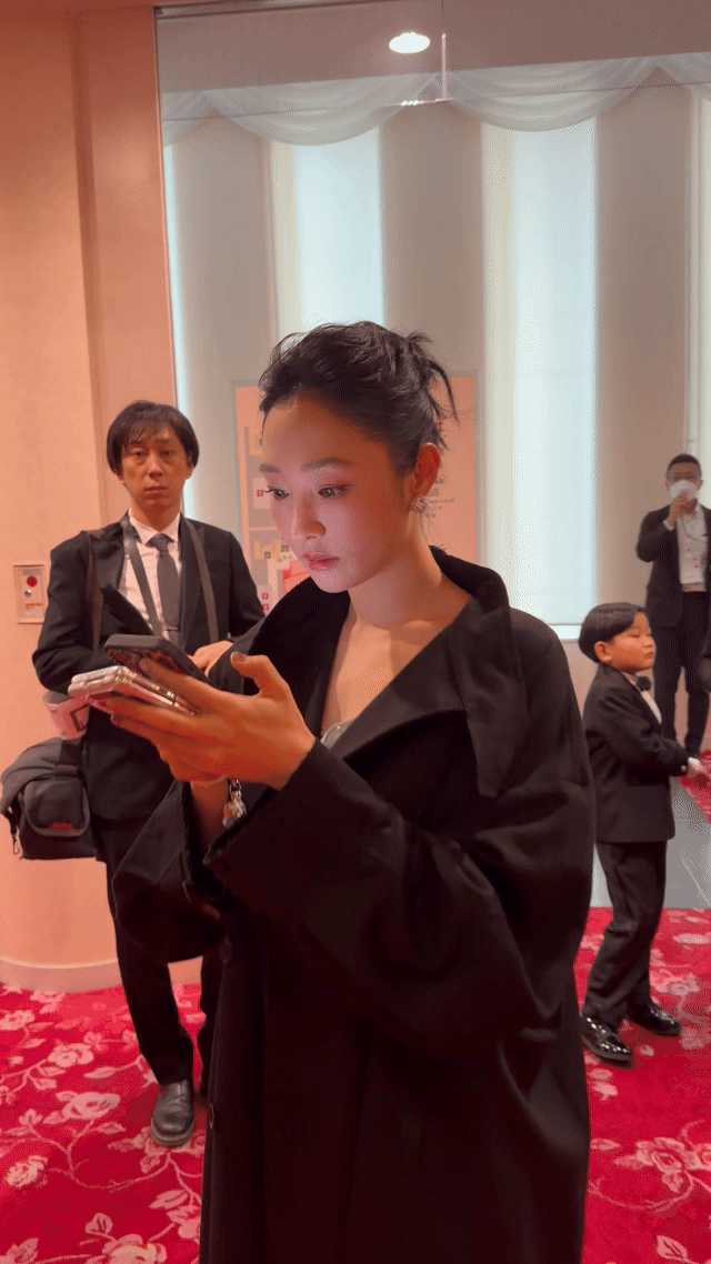 白百何拿三个手机回消息刷到片段时第一反应是这手劲挺稳！三个手机稳稳托在手里，回消