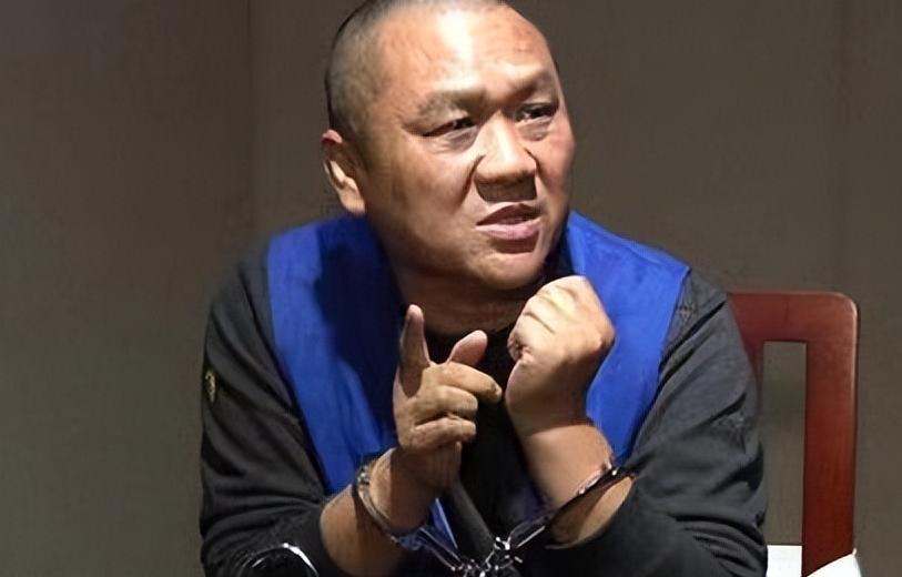 1999年，石二群抢走银行208万元，逃脱后，他脱胎换骨成了亿万富翁，不仅娶了4
