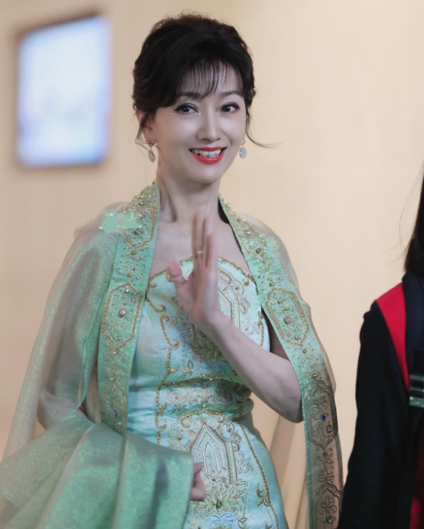 赵雅芝在出席金树林绽放之夜活动的时候搭配了一身水绿色的衣服，看上去特别的美赵雅