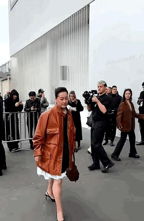 贾玲这身造型，全靠一个动作给“救”了回来！讲真，这件衣服单看挺时尚的，但穿在