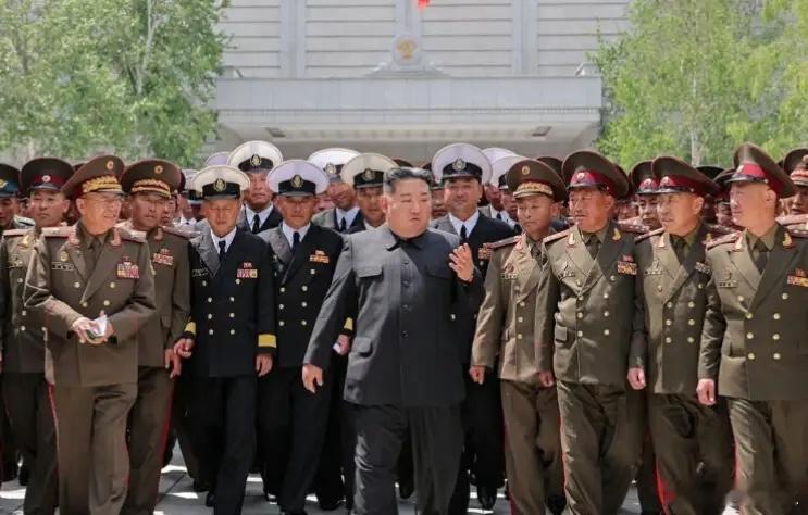 就在刚刚，金正恩罕见召集高级军官，作出一个重大决定。朝鲜官媒今天（5月18日）披