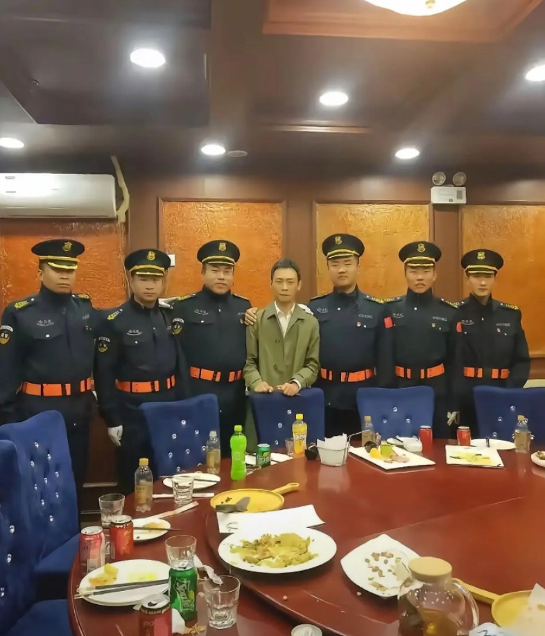 这顿饭，应该压力很大...