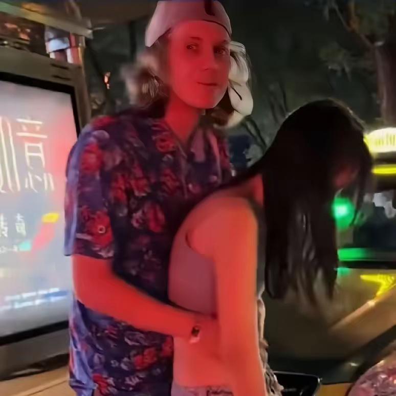 外国友人太热心了！某女子夜晚在三里屯喝多了，看样子已经不省人事，摇摇晃晃的没人