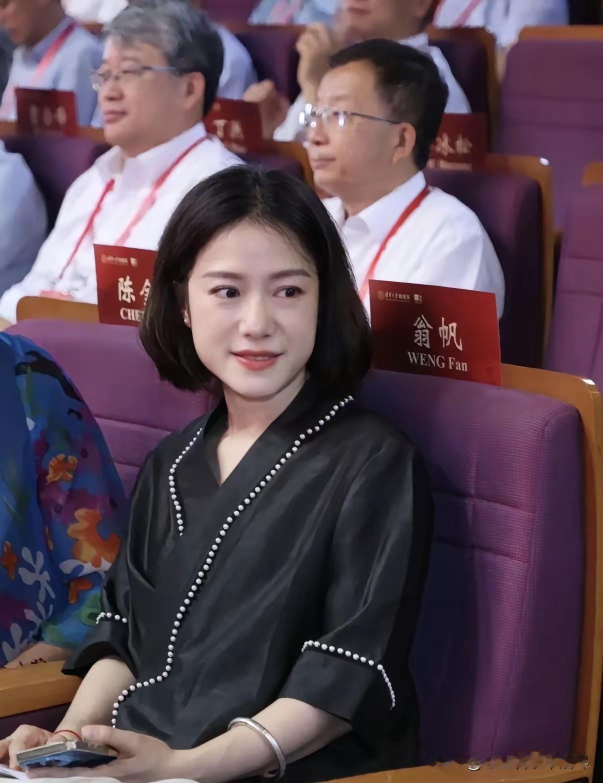 翁帆现在是真的好美啊！没有刻意的穿着打扮，只是安静的坐在那里，就让人眼前一亮，温