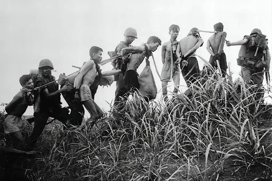 日本侵略者极为变态，瞧那美军押解着日本战俘的场景，这些俘虏全无反抗之意，他们所宣