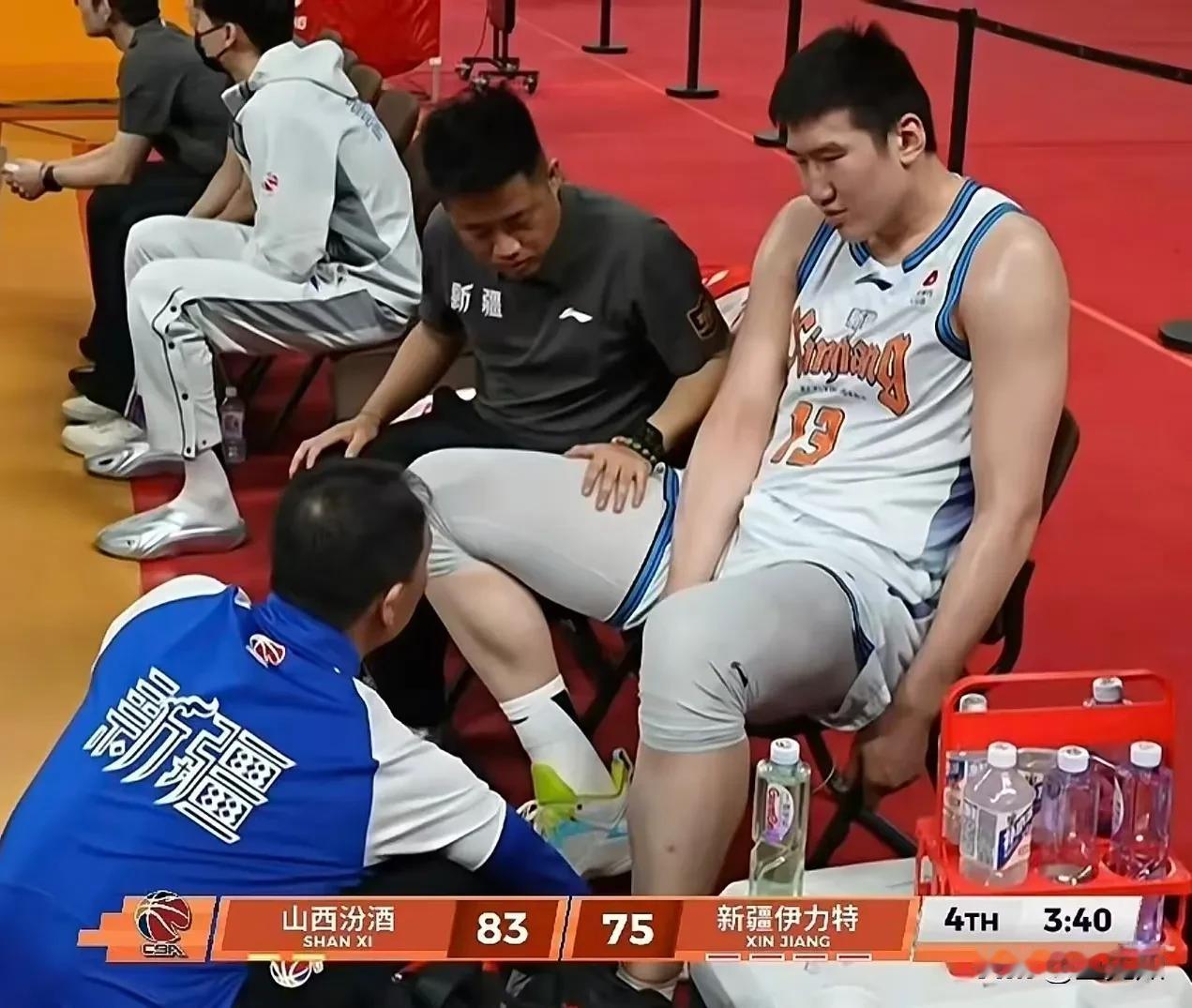 新疆队到底是运气差，还是医疗团队的水平差？这李炎哲又受伤了，依然是没什么对抗的情
