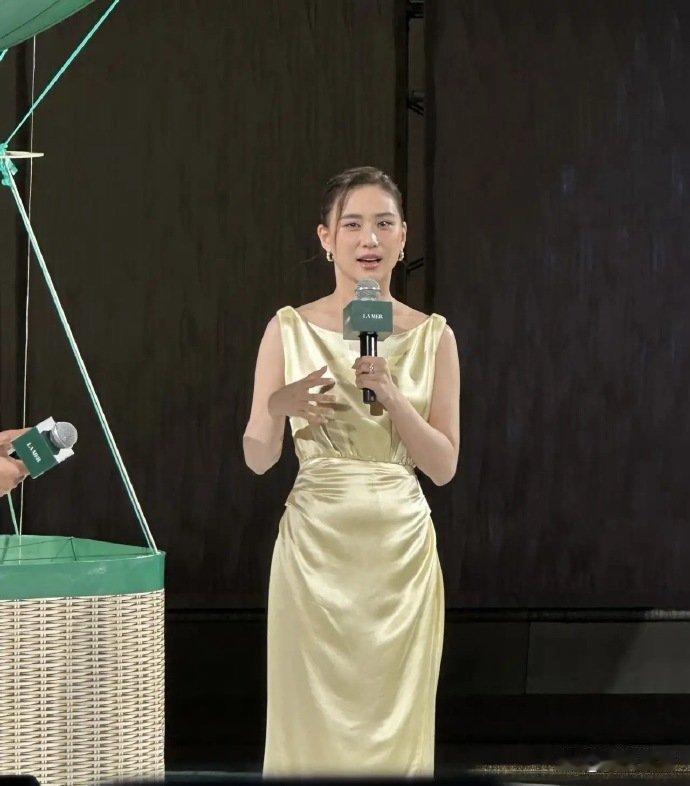 何超莲现身深圳湾万象城，出席活动，她真人很漂亮，她的工作日程，安排的好满，堪比一