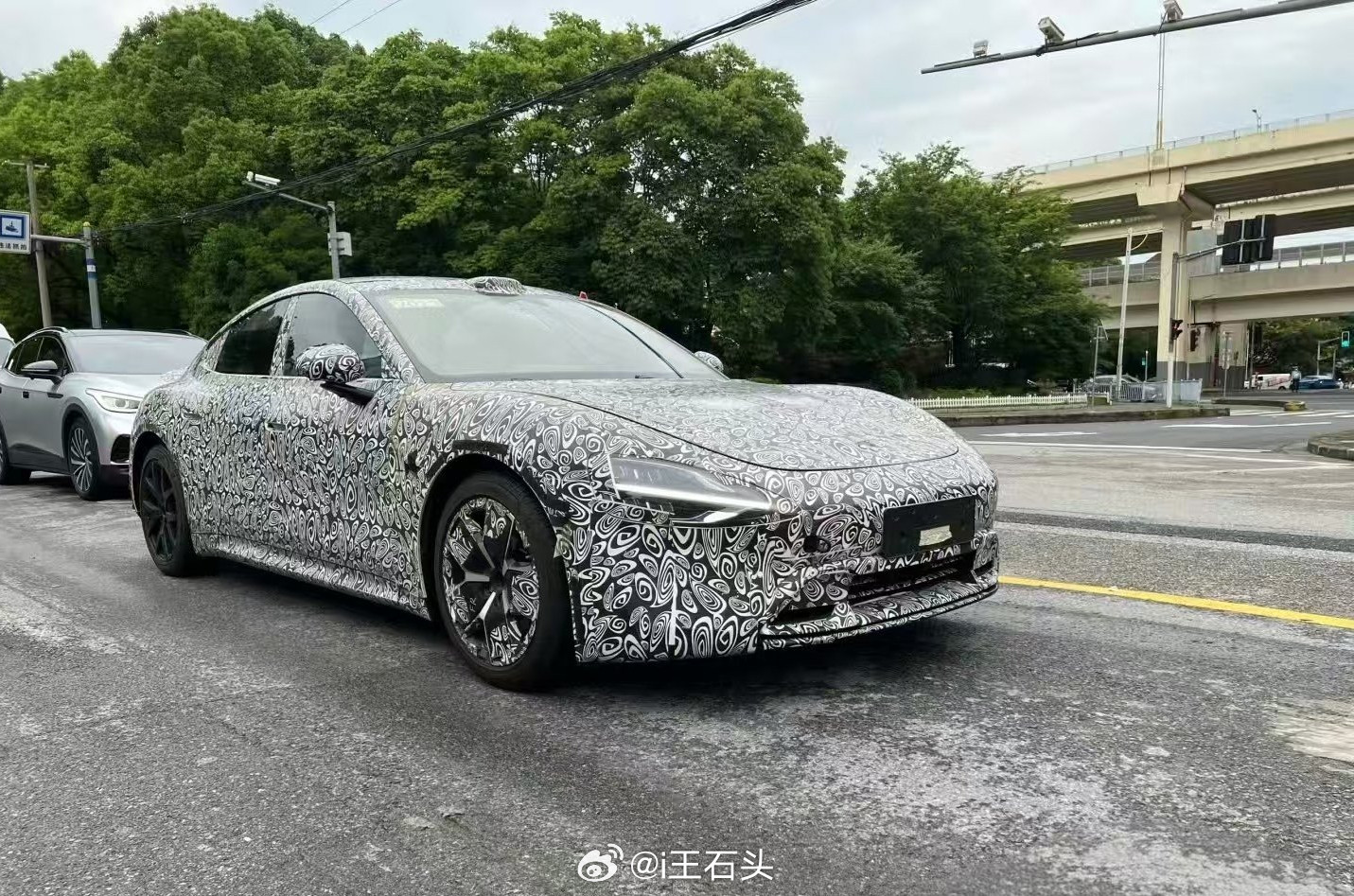 小米SU7改款涨价近1万小米SU7改款曝光，直接甩出12项硬核升级，但可能要涨