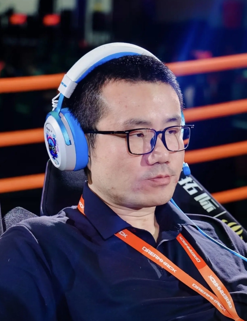 开拓者暂停的时候，杨瀚森站在人堆后面看着。徐静雨吐槽道：怎么了，还想着上场？