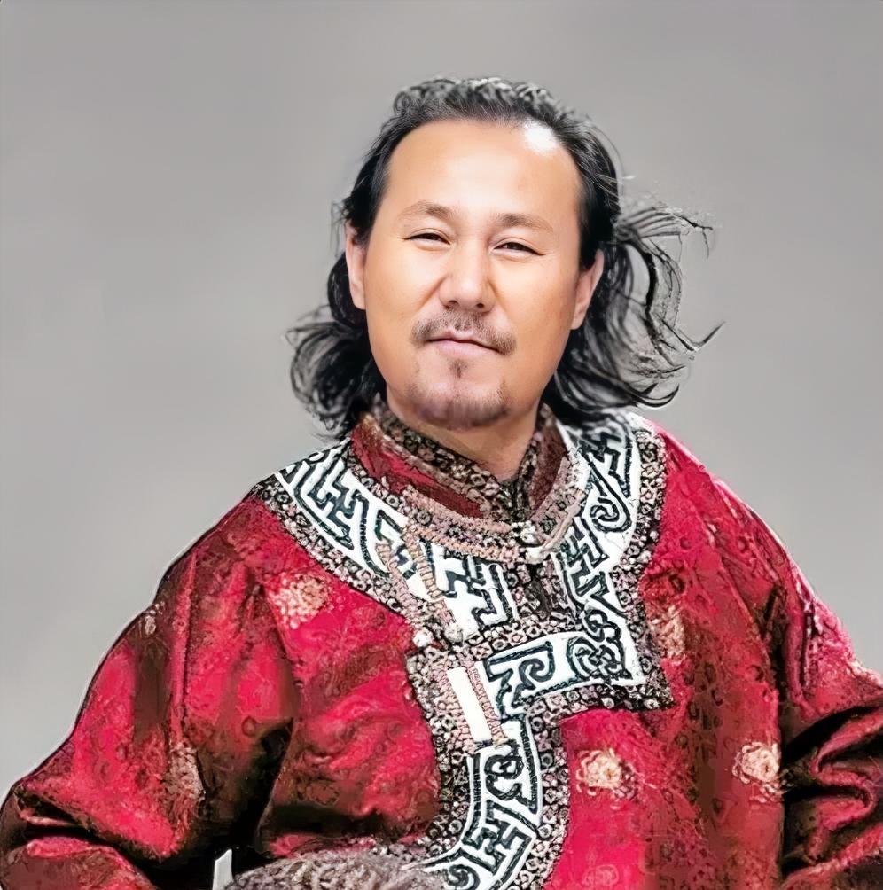 85万的玉马，喝高了直接拍桌上送人。第二天酒醒，人没了，马也没了。腾格尔这慷