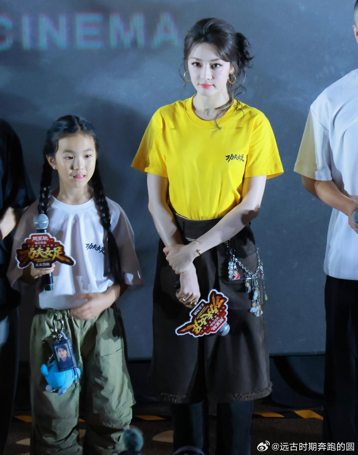 迪丽热巴裤链上是队友v又美又敬业的热巴！在《功夫女足》路演现场，热巴的裤链上挂满